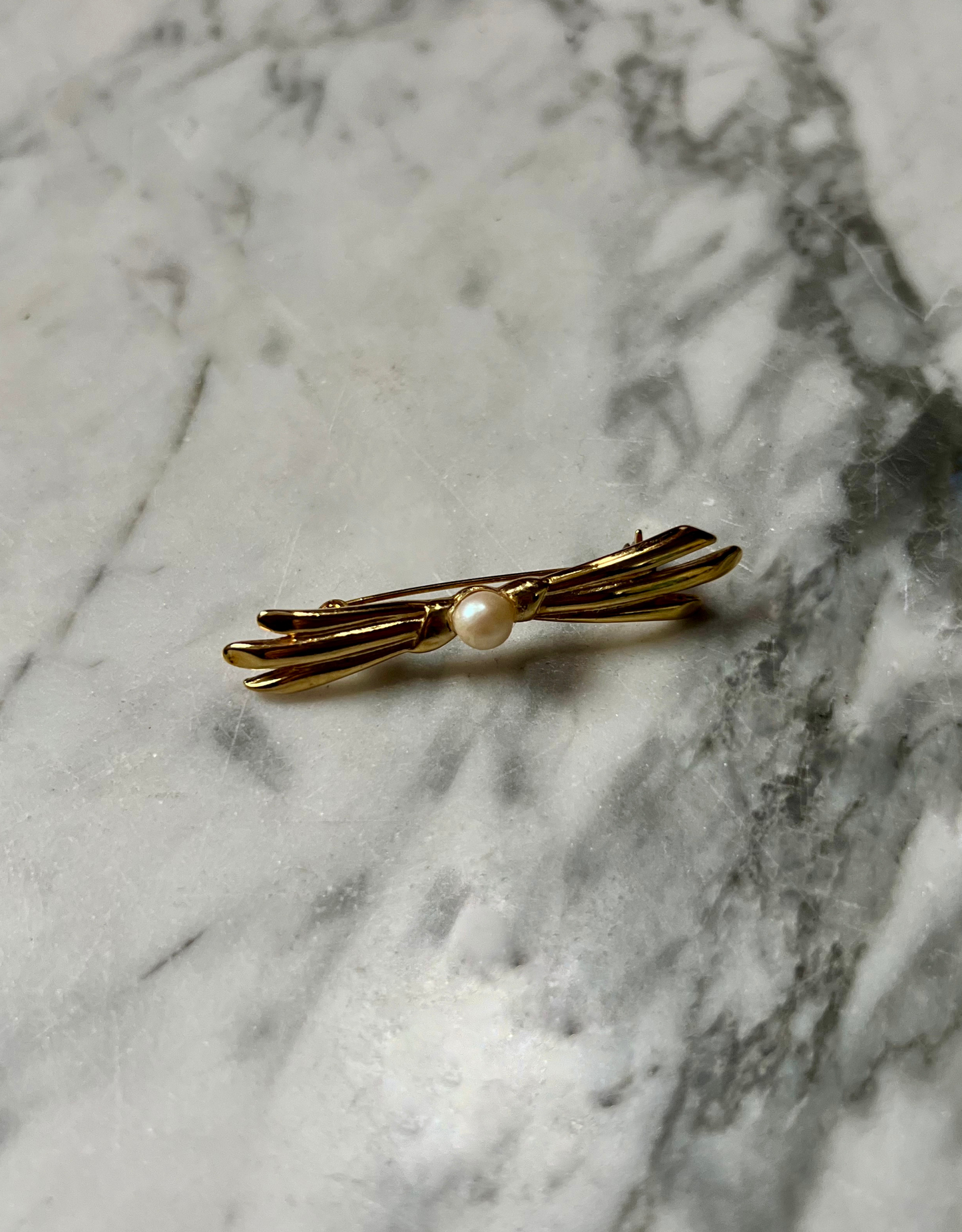 Brooch pearl